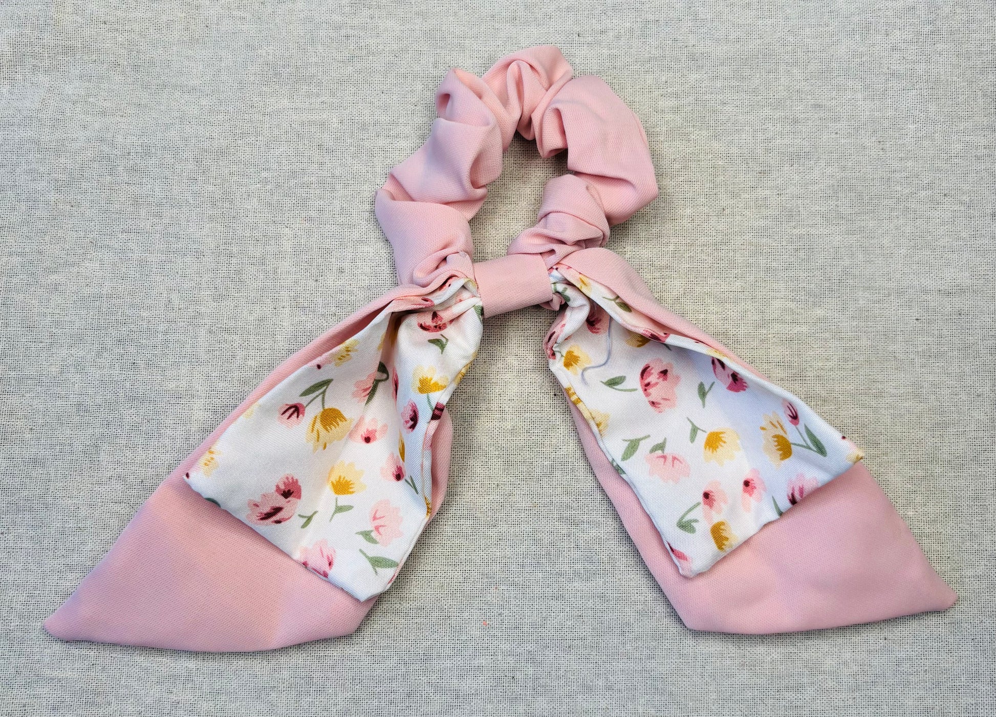 Scrunchie met speelse strik, pastelkleuren en bloemenprint