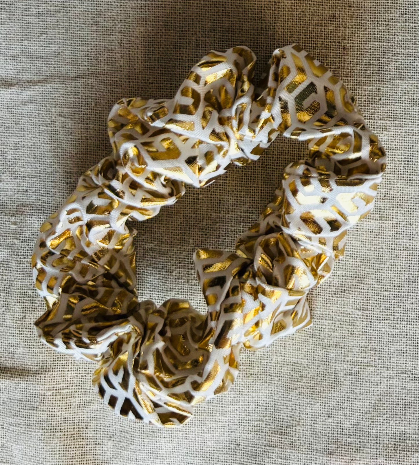 Scrunchie - glossy - white & gold