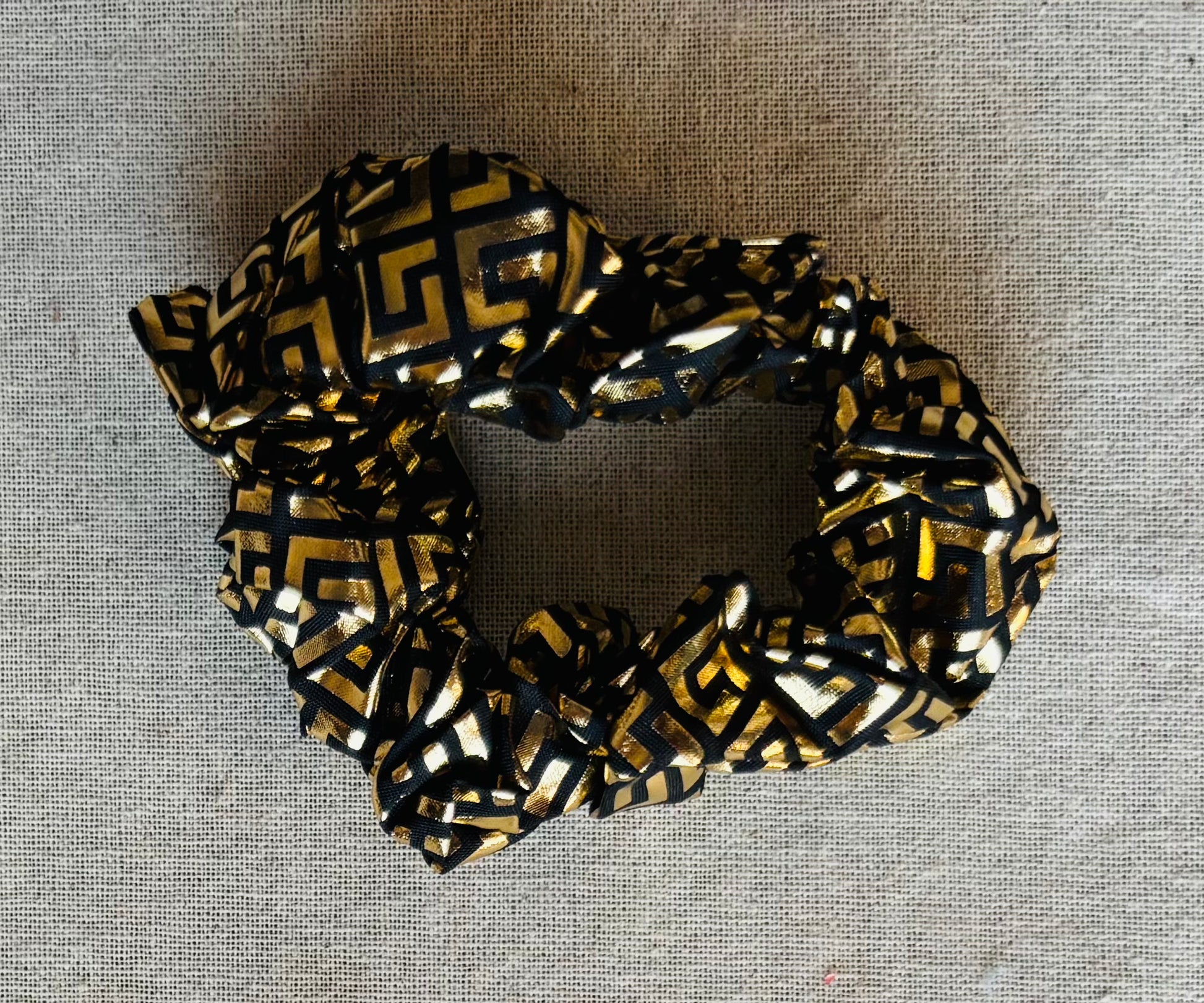 Scrunchie - glossy - black & gold