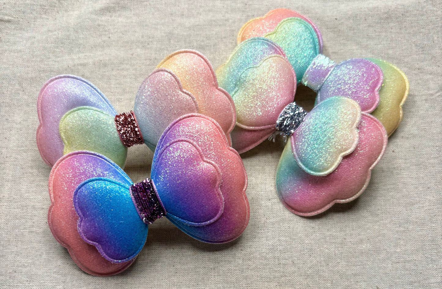 haarspeld strikje regenboogkleuren en glitter