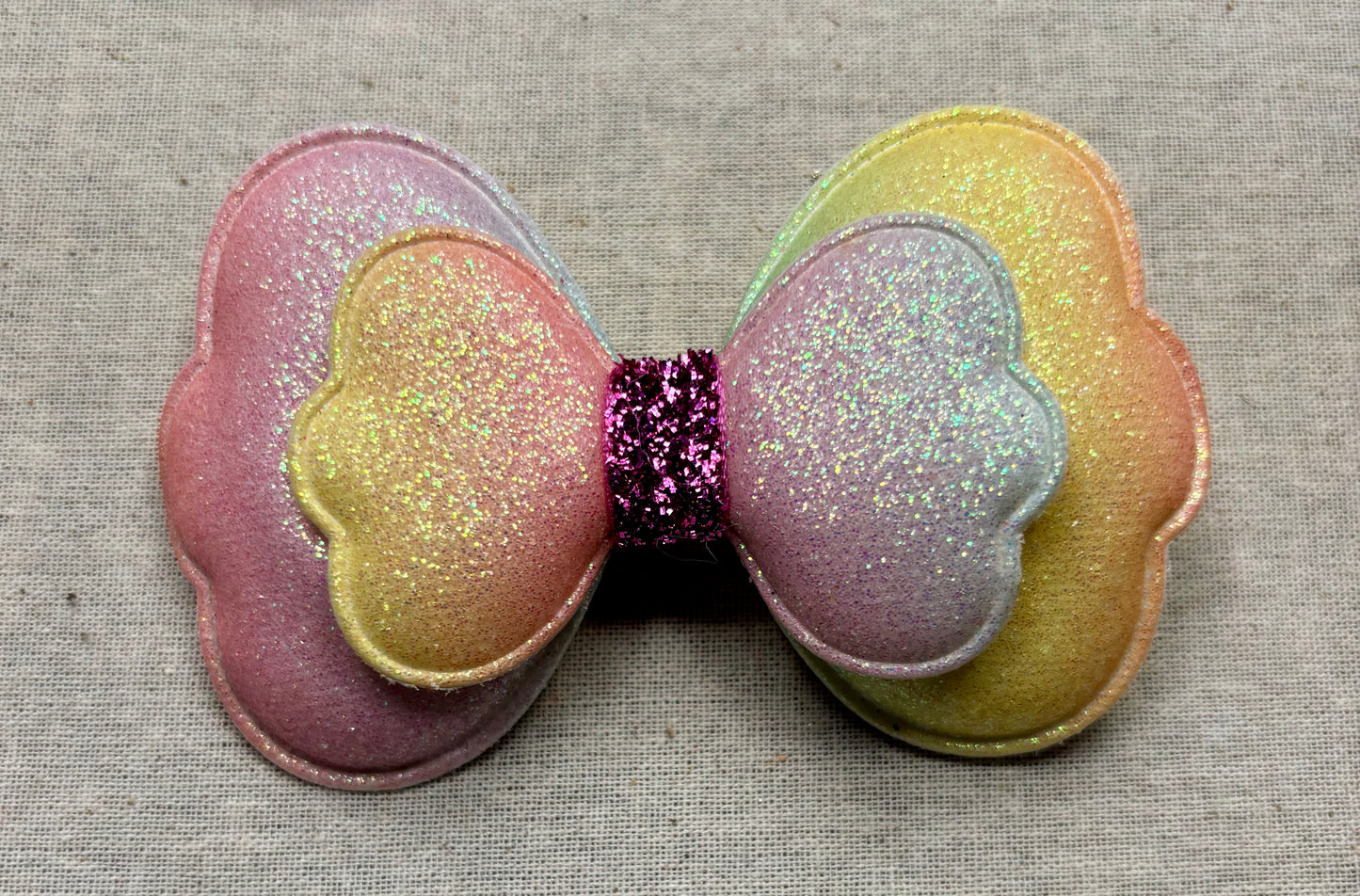 haarspeld strikje regenboogkleuren en glitter