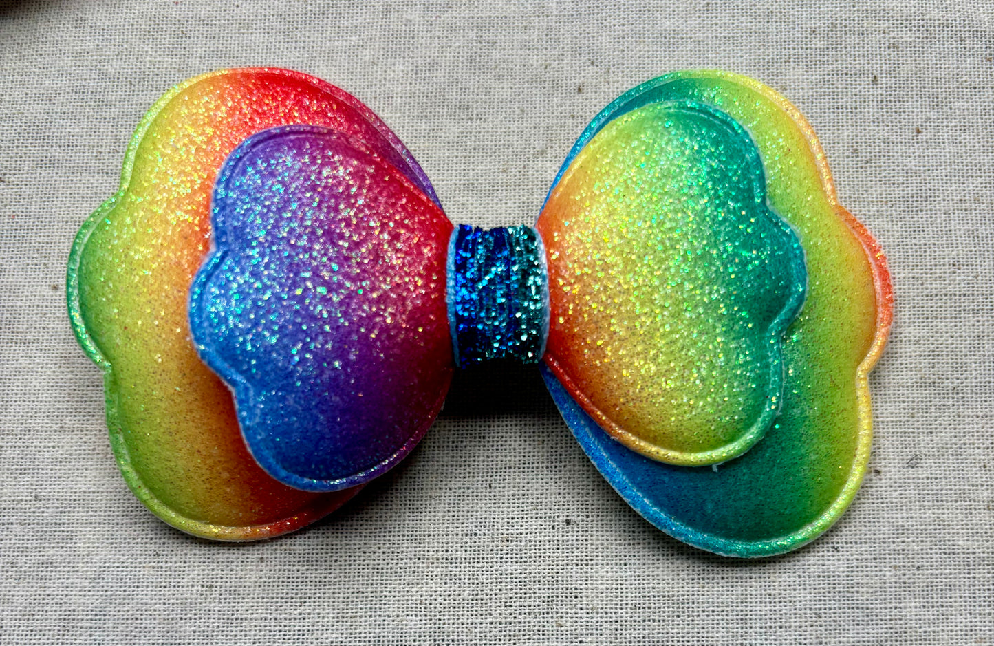 haarspeld strikje regenboogkleuren en glitter