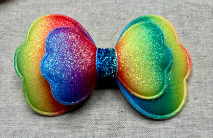 haarspeld strikje regenboogkleuren en glitter