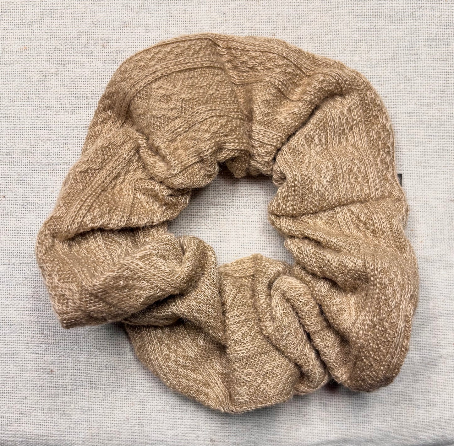 Scrunchie, knitted, with cable pattern
