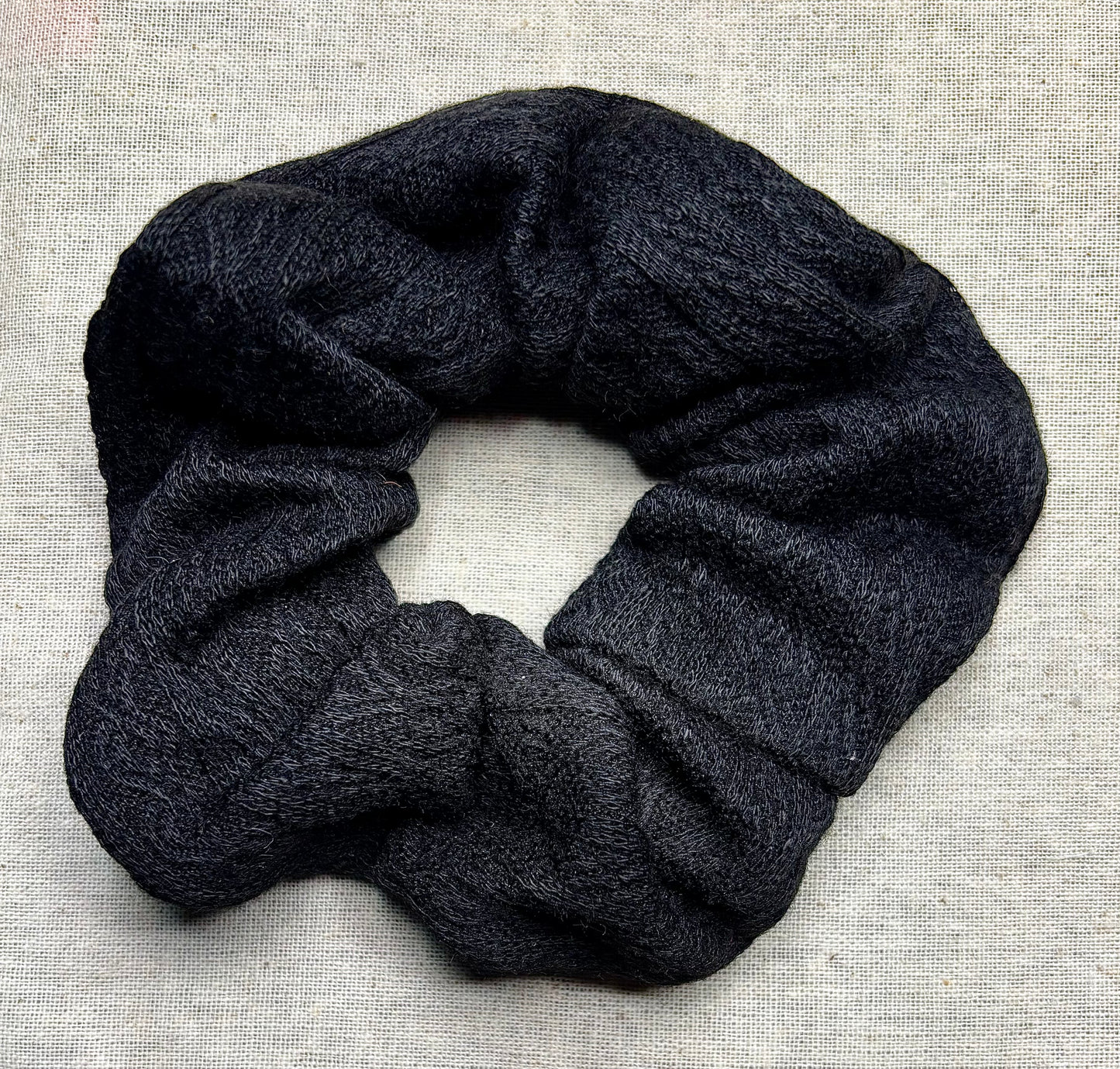 Scrunchie, knitted, with cable pattern