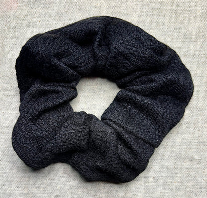 Scrunchie, knitted, with cable pattern