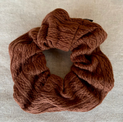 Scrunchie, knitted, with cable pattern