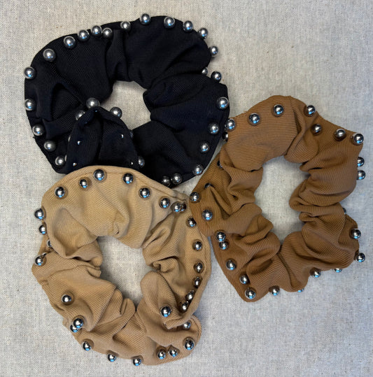 Scrunchie with silver pearls