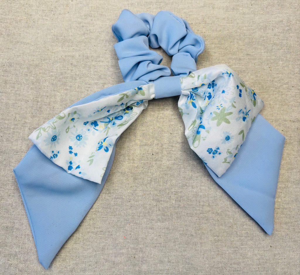 Scrunchie met speelse strik, pastelkleuren en bloemenprint