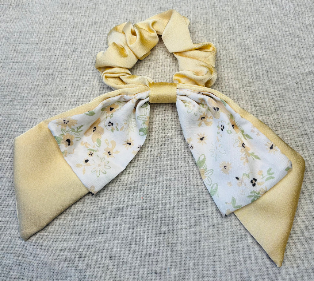 Scrunchie met speelse strik, pastelkleuren en bloemenprint