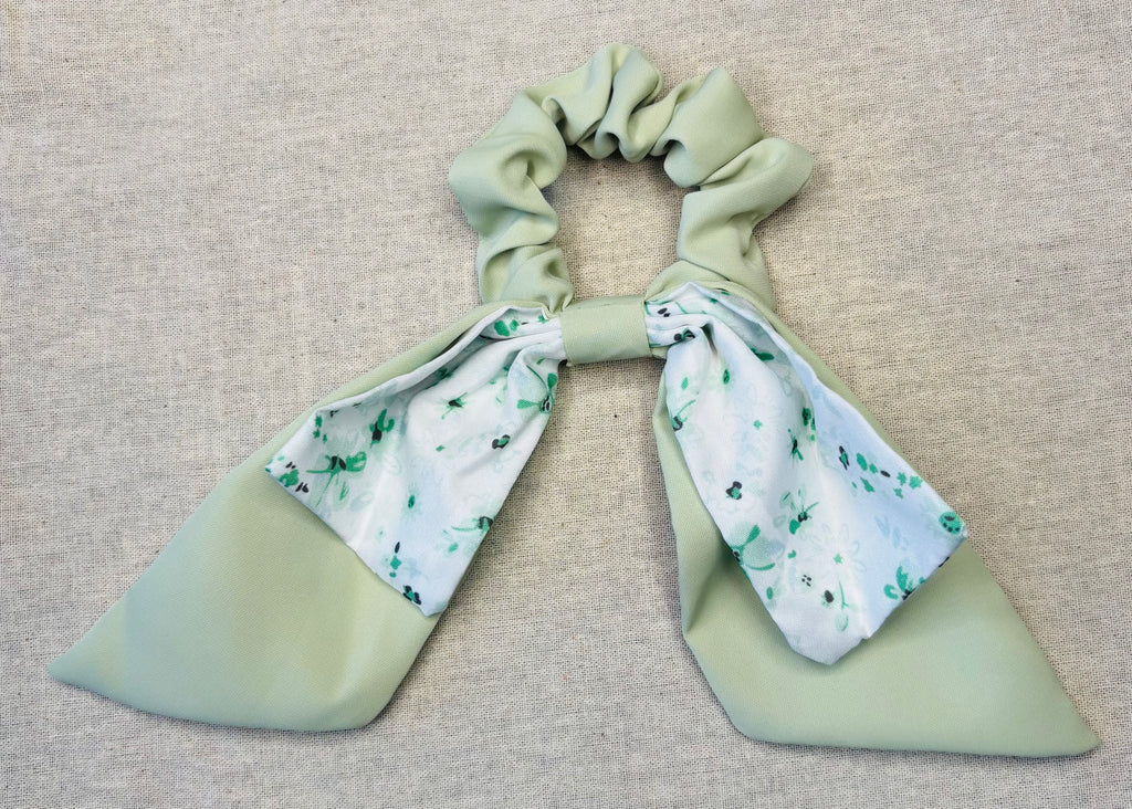 Scrunchie met speelse strik, pastelkleuren en bloemenprint