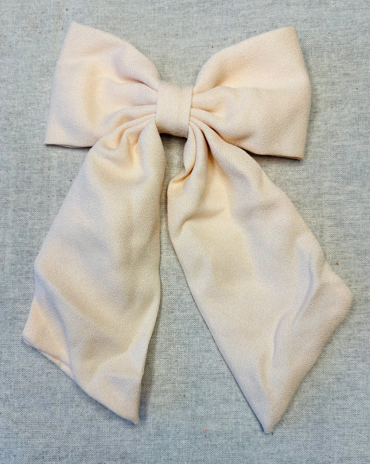 Hairpin with classic bow, stylish