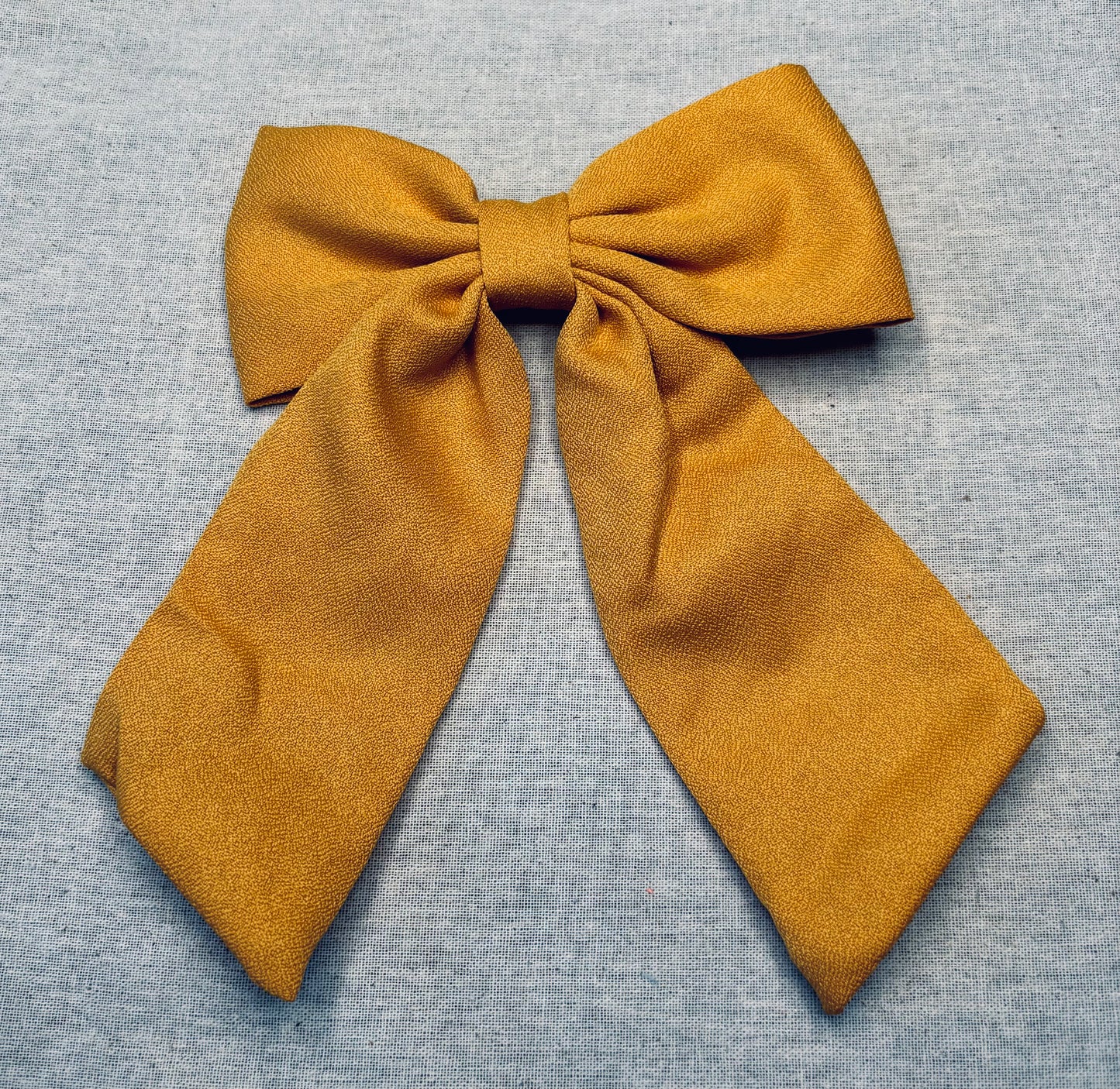 Hairpin with classic bow, stylish