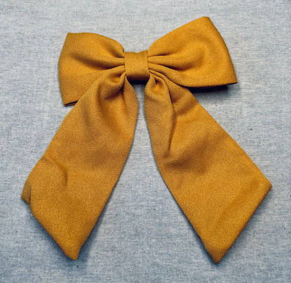 Hairpin with classic bow, stylish