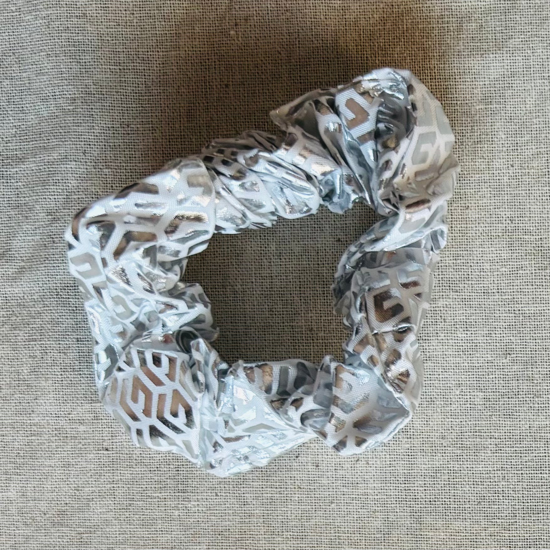 Scrunchie - glossy - white & silver