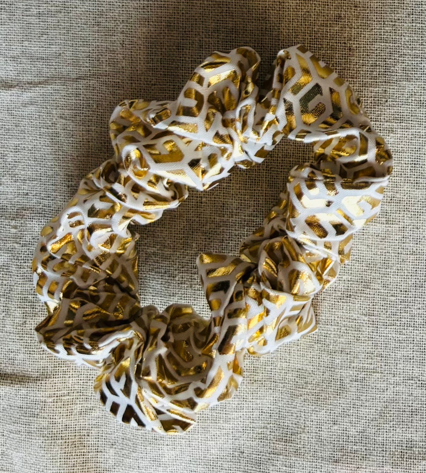 Scrunchie - glossy - white & gold